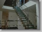 trap in gelaserde inox plaat met glazen treden